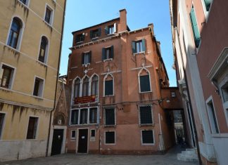 Il Portale d’ingresso di Palazzo Magno in Campiello de la Chiesa, nel Sestiere di San Marco