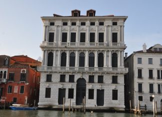 Le chiavi di volta del Palazzo Corner della Regina a San Cassian, nel Sestiere di Santa Croce