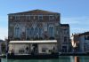 Le patere e le formelle del Palazzo Da Mula a Murano