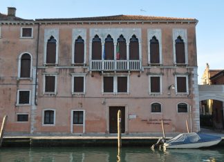 I gocciolatoi del Palazzo Testa, a San Geremia, nel Sestiere di Cannaregio