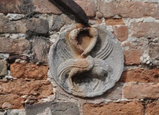 Le patere del Palazzo Talenti delle Oche, nel Sestiere di Santa Croce
