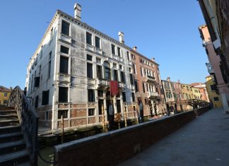 Le chiavi di volta e i gocciolatoi del Palazzo Priuli, a Santa Sofia, nel Sestiere di Cannaregio