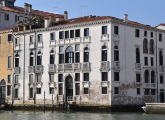 La chiave di volta e i gocciolatoi del Palazzo Foscarini Giovanelli a San Stae, nel Sestiere di Santa Croce