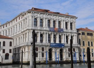 Le chiavi di volta e i mascheroni del Palazzo Pesaro a San Cassian, nel Sestiere di Santa Croce