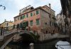 Le patere del Palazzo Tamossi al Ponte Storto, nel Sestiere di San Polo