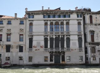 Le chiavi di volta del Palazzo Mocenigo (Casa Vecchia) a San Samuele, nel Sestiere di San Marco