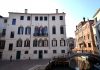 La chiave di volta e i gocciolatoi del Palazzo Morosini a Sant’Agostin, nel Sestiere di San Polo