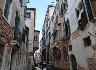 Le chiavi di volta del Palazzo Muti Baglioni a San Cassian, nel Sestiere di San Polo