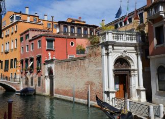 La chiave di volta del Palazzo Tasca Papafava a San Lio, nel Sestiere di Castello