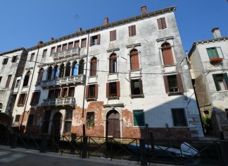 Le chiavi di volta del Palazzo Erizzo alla Bragora, nel Sestiere di Castello