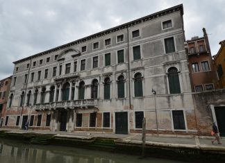 Le chiavi di volta e i gocciolatoi del Palazzo Zenobio degli Armeni ai Carmini, Sestiere di Dorsoduro