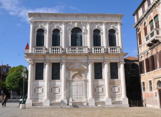 Le chiavi di volta del Palazzo Loredan a San Stefano, nel Sestiere di San Marco