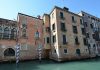 Iscrizione sulla facciata di un palazzo prospiciente il Rio de Ca’ Foscari