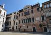 La chiave di volta, i gocciolatoi e il mascherone dei palazzi Donà, nel Sestiere di Castello