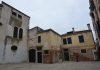 Il Bando contro i giochi e le bestemmie, sulla facciata di una casa in campiello allo Spirito Santo