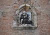 La Madonna incoronata, altorilievo sulla facciata della Chiesa di Sant’Aponal, nel Sestiere di San Polo