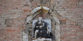 La Madonna incoronata, altorilievo sulla facciata della Chiesa di Sant’Aponal, nel Sestiere di San Polo