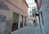Iscrizione ai piedi del Ponte de le Balote, nel Sestiere di San Marco
