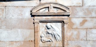 La Madonna dei gondolieri, nel tabernacolo (capitèło) al Ponte de la Pagia, nel Sestiere di San Marco