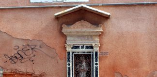 La Madonna col Bambino, nel tabernacolo (capitèło) ai piedi del Ponte di Ruga Bella o del Forner, nel Sestiere di Santa Croce