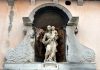 La Madonna andante col Bambino, statua sulla facciata della Chiesa di San Samuele, nel Sestiere di San Marco