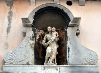 La Madonna andante col Bambino, statua sulla facciata della Chiesa di San Samuele, nel Sestiere di San Marco