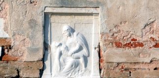 La Pietà, bassorilievo in Fondamenta San Giobbe, nel Sestiere di Cannaregio