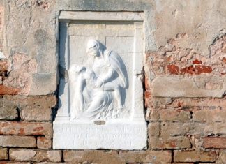 La Pietà, bassorilievo in Fondamenta San Giobbe, nel Sestiere di Cannaregio