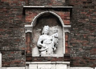 La Madonna col Bambino, sul Campanile di Santa Maria Gloriosa dei Frari