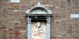 La Madonna del Pane, bassorilievo in Fondamenta del Forner, nel Sestiere di San Polo