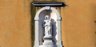 La Statua della Madonna col Bambino in Piscina Santa Agnese, nel Sestiere di Dorsoduro