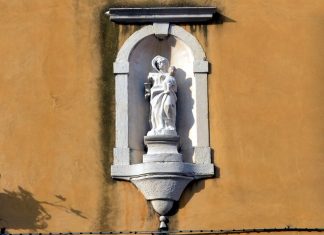 La Statua della Madonna col Bambino in Piscina Santa Agnese, nel Sestiere di Dorsoduro