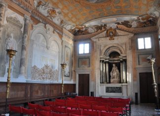 L’altare della Cappella Ducale e la statua della Madonna col Bambino di Jacopo Sansovino.
