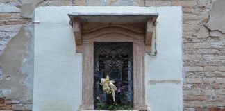 La Madonna col Bambino, bassorilievo in ceramica nel tabernacolo (capitèło) in Calle de la Misericordia, nel Sestiere di Cannaregio