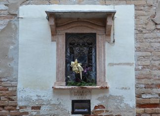La Madonna col Bambino, bassorilievo in ceramica nel tabernacolo (capitèło) in Calle de la Misericordia, nel Sestiere di Cannaregio