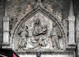 La Madonna col Bambino tra San Marco, San Giovanni Battista e San Zaccaria, nel portale gotico di San Zaccaria