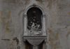 La Madonna col Bambino, sul tabernacolo (capitèło) al Ponte dei Bareteri, nel Sestiere di San Marco