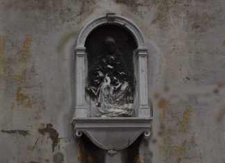 La Madonna col Bambino, sul tabernacolo (capitèło) al Ponte dei Bareteri, nel Sestiere di San Marco