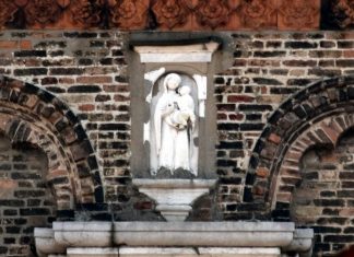 La Madonna col Bambino, sul Campanile di San Stefano, nel Sestiere di San Marco