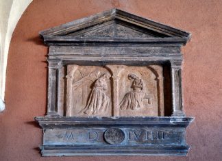 L’Annunciazione, bassorilievo all’interno del Fontego dei Tedeschi, nel Sestiere di San Marco