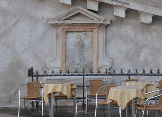 La Madonna Assunta, in un tabernacolo (capitèło) ai piedi del Ponte di Rialto, in Pescaria San Bartolomeo, nel Sestiere di San Marco