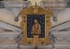 La Madonna col Bambino, rilievo in legno policromo, nella Scuola Grande di San Rocco