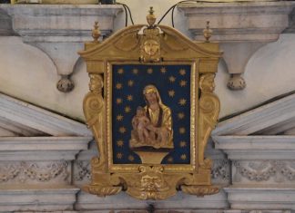 La Madonna col Bambino, rilievo in legno policromo, nella Scuola Grande di San Rocco
