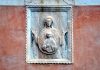 La Madonna col Bambino, bassorilievo sulla facciata della Chiesa di Santa Maria della Misericordia