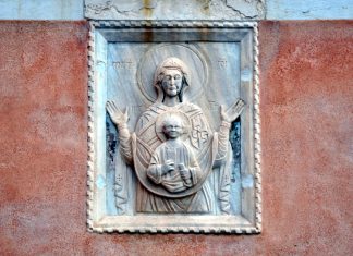 La Madonna col Bambino, bassorilievo sulla facciata della Chiesa di Santa Maria della Misericordia