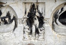 La Madonna della Misericordia, nel tabernacolo (capitèło) in Fondamenta de la Misericordia, nel Sestiere di Cannaregio