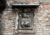 La Madonna col Bambino, rilievo nella corte interna del Palazzetto Foscolo Corner, in Campo Santa Margarita