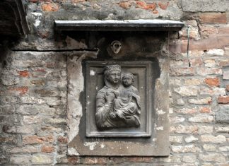 La Madonna col Bambino, rilievo nella corte interna del Palazzetto Foscolo Corner, in Campo Santa Margarita