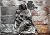 La Madonna col Bambino, rilievo in legno, in Calle del Forno nel Sestiere di Castello
