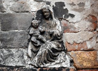 La Madonna col Bambino, rilievo in legno, in Calle del Forno nel Sestiere di Castello